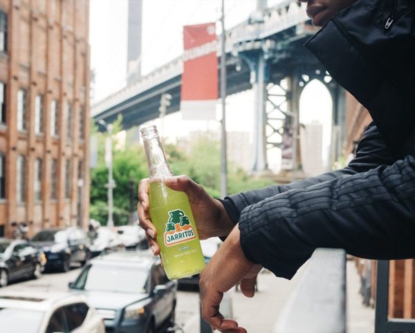 天然水スパークリングレモンのような炭酸飲料を持つ男性のイメージ