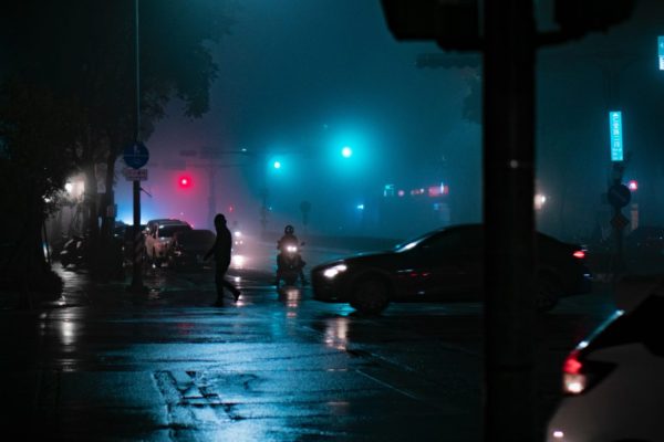 もし暴漢に襲われたらアドレナリンが出て戦闘モードになる夜道のイメージ