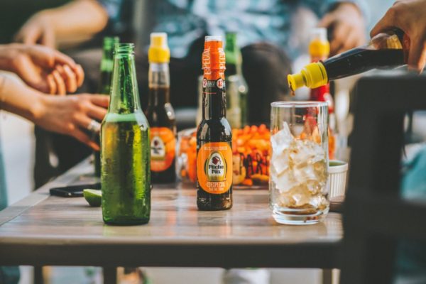 自律神経が乱れる眠る前飲むアルコールのイメージ