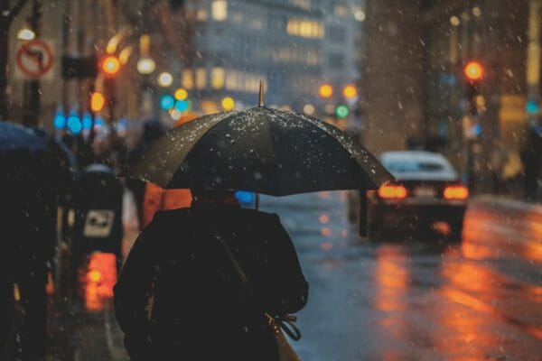 雨の日に頭痛や吐き気でしんどくなってしまう人のイメージ