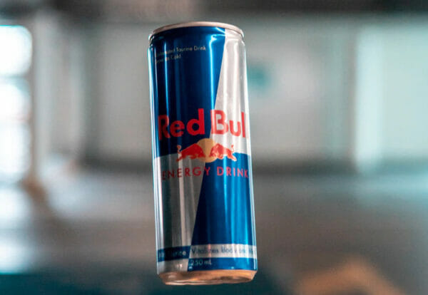 アドレナリンを大量に分泌させてカラダを楽にさせるレッドブルのイメージ