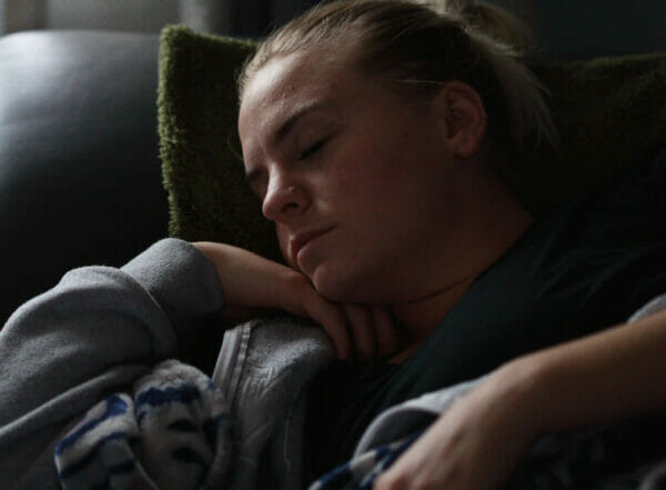 朝からスッキリ起きることができない女性のイメージ