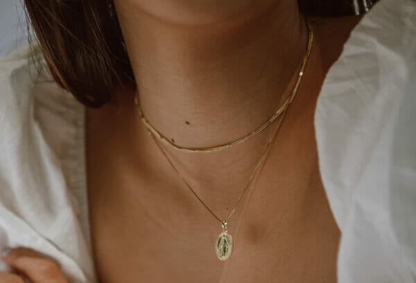 磁気ネックレスで肩ジョリをなおそうとしている女性のイメージ