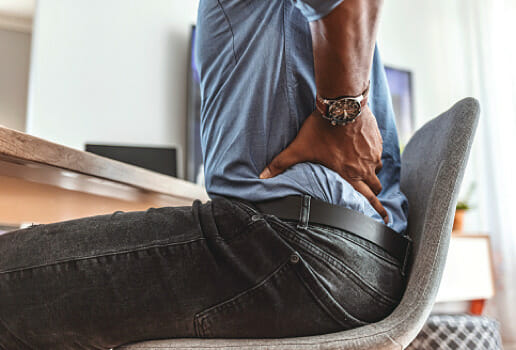 デスクワークで浮腫んでいる人のイメージ