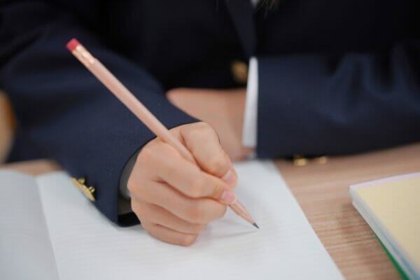 過敏性腸症候群について勉強しているイメージ