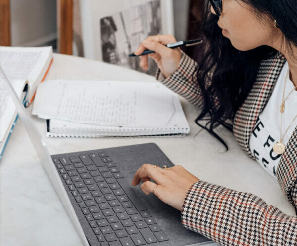 自分で決めた計画に従って強い意志で勉強に取り組んでいる女の子のイメージ