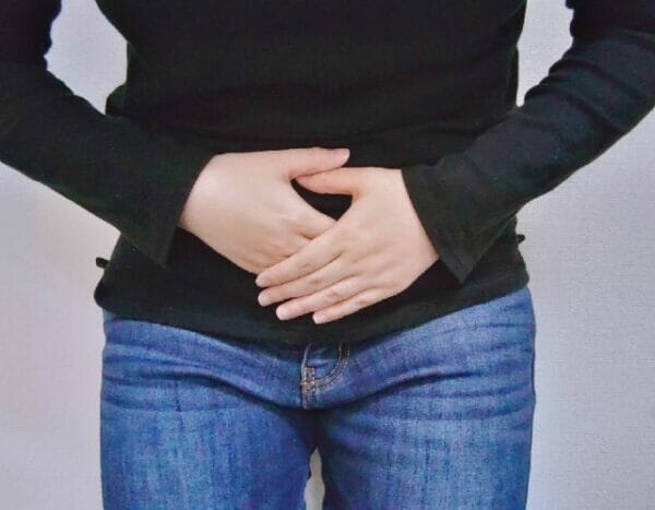 春になって便秘になった女性のイメージ