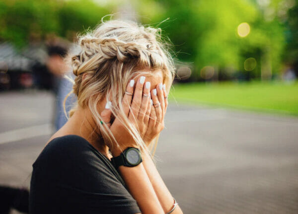 ダイエットに失敗して悲しんでいる女性のイメージ