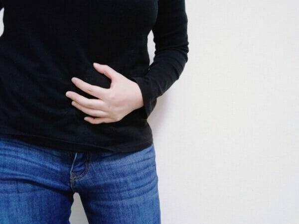 ストレスをうけすぎて肝臓が疲れてデトックスできていない人のイメージ