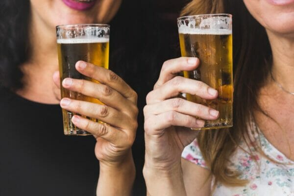 ストレス発散のためにお酒を飲んで汗臭くなっている人のイメージ