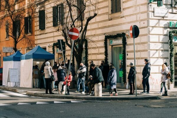 夜飲むと悪夢を見るヤクルト1000を買いたくて並んでいる人たちのイメージ